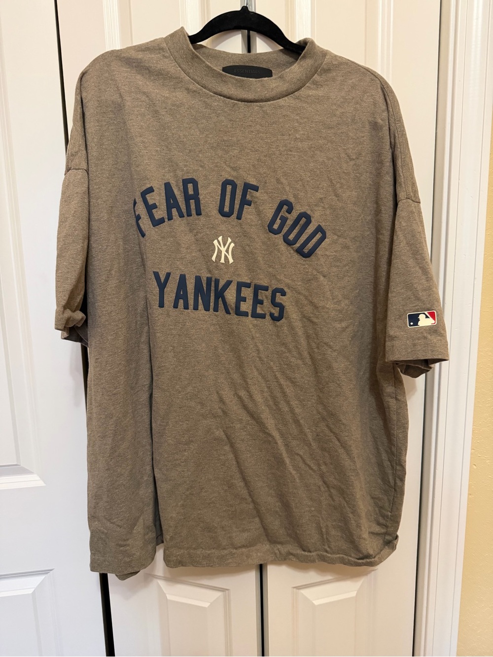 Fear of GOD Essentials top MLB Yankees - Large